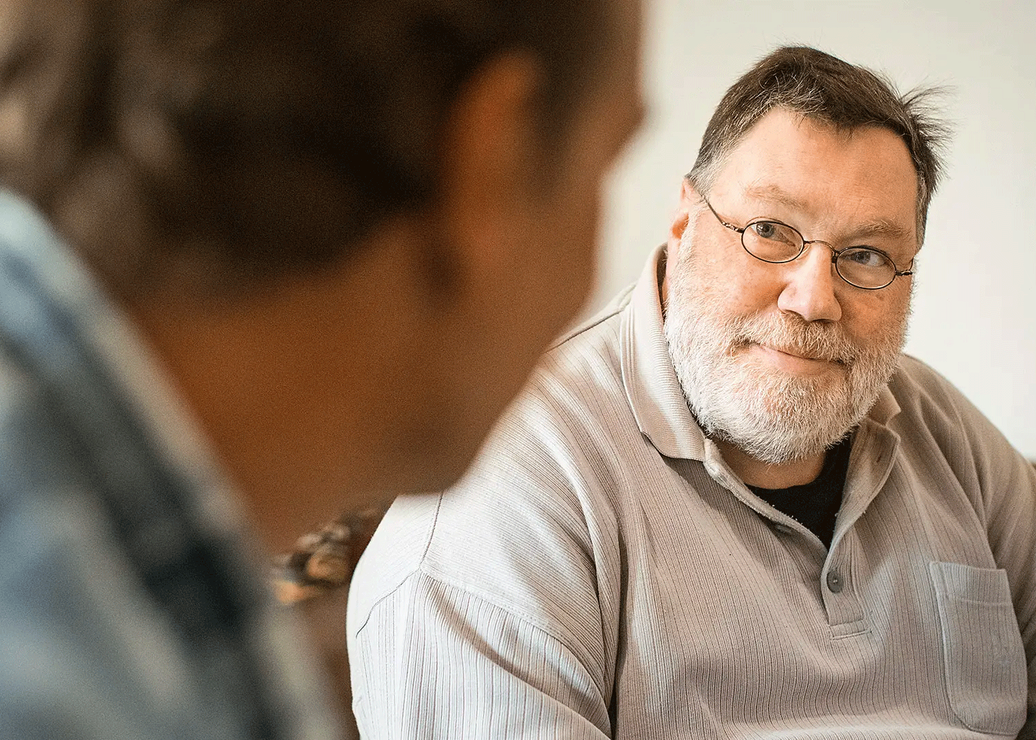 Ein Mann schaut aufmerksam seinen Gesprächpatner an