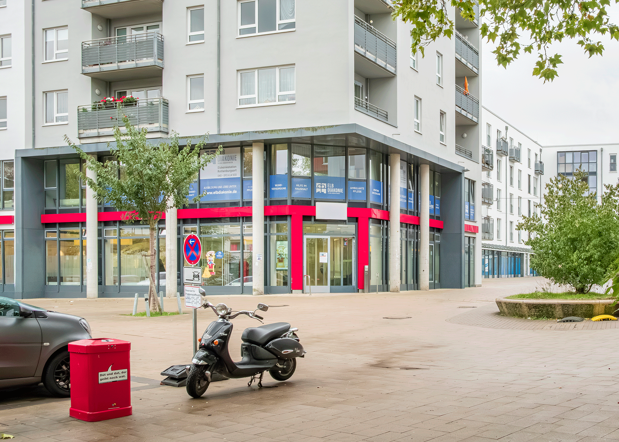 Vier Boote an einem Steg in der Billwerder Bucht
