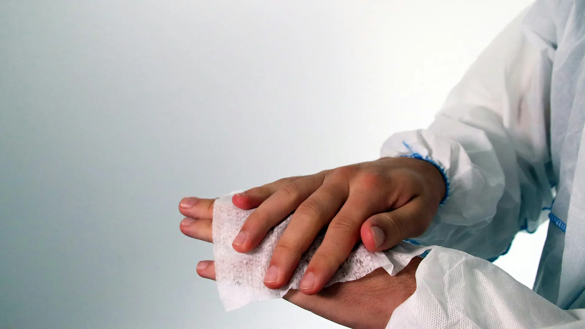 Ein Verband wird auf eine Hand gelegt