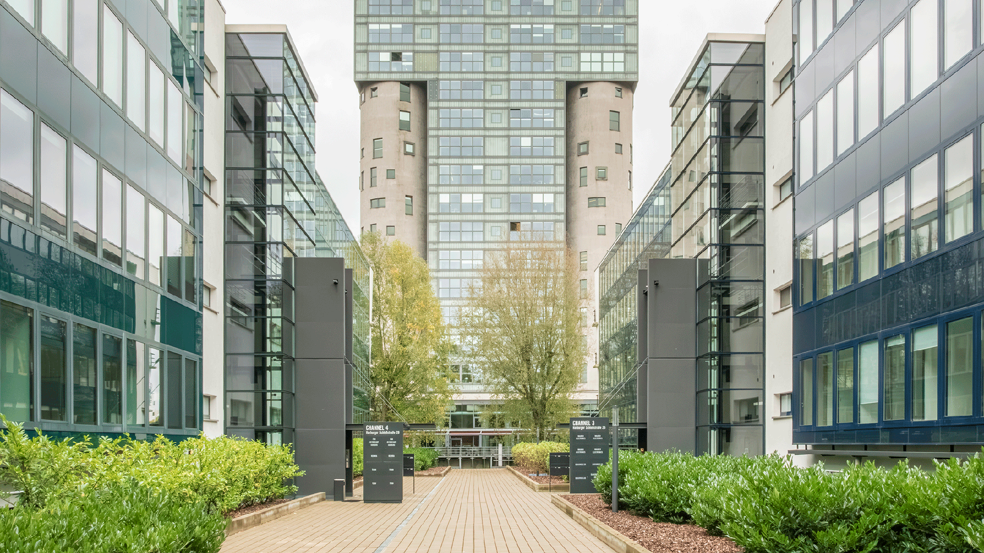 Verkehrsschild welches auf eine Schule und Kinder aufmerksam macht