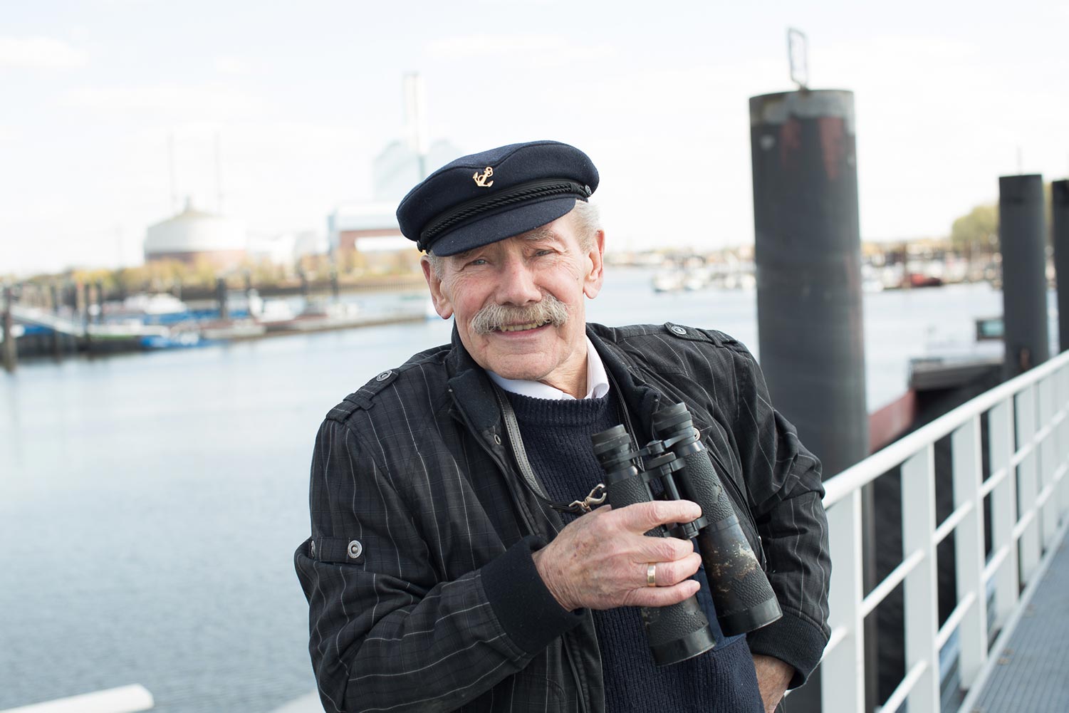 Bild einer alteren Dame in ihrer Haustür