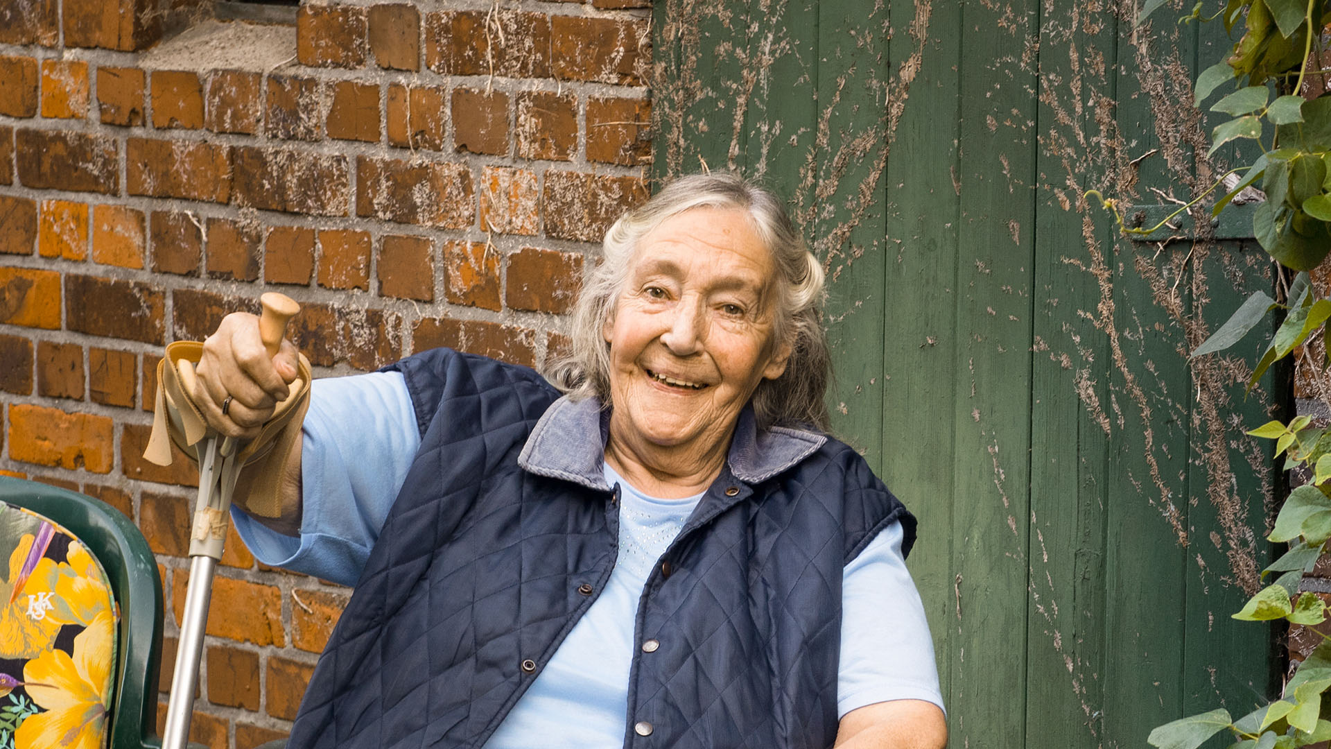 Bild einer äteren Dame in ihrem Garten